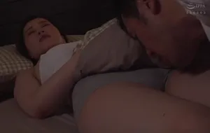 3 ngày chồng yêu đi bàn việc làm ăn, vợ yêu ở nhà nữa đêm bị bố chồng yêu mò vào phòng