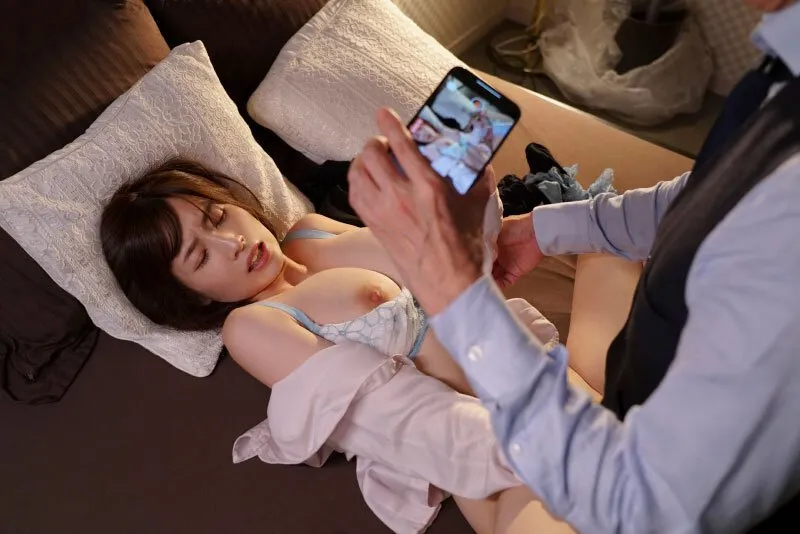 Quản lý chuốc thuốc em thư ký bắt quan hệ cả đêm khi đi bàn việc làm ăn xa
