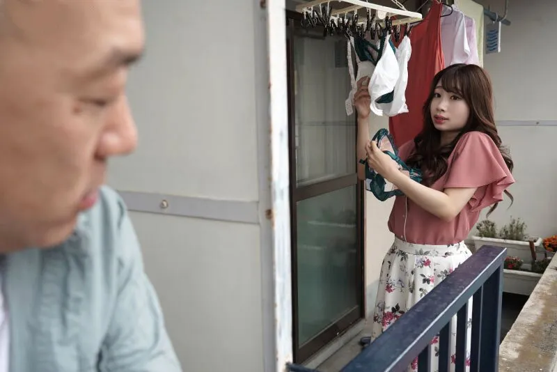 Gã cạnh bên nhà chuyên soi mói và cặp người vợ ông chồng thường xuyên rên la quá to